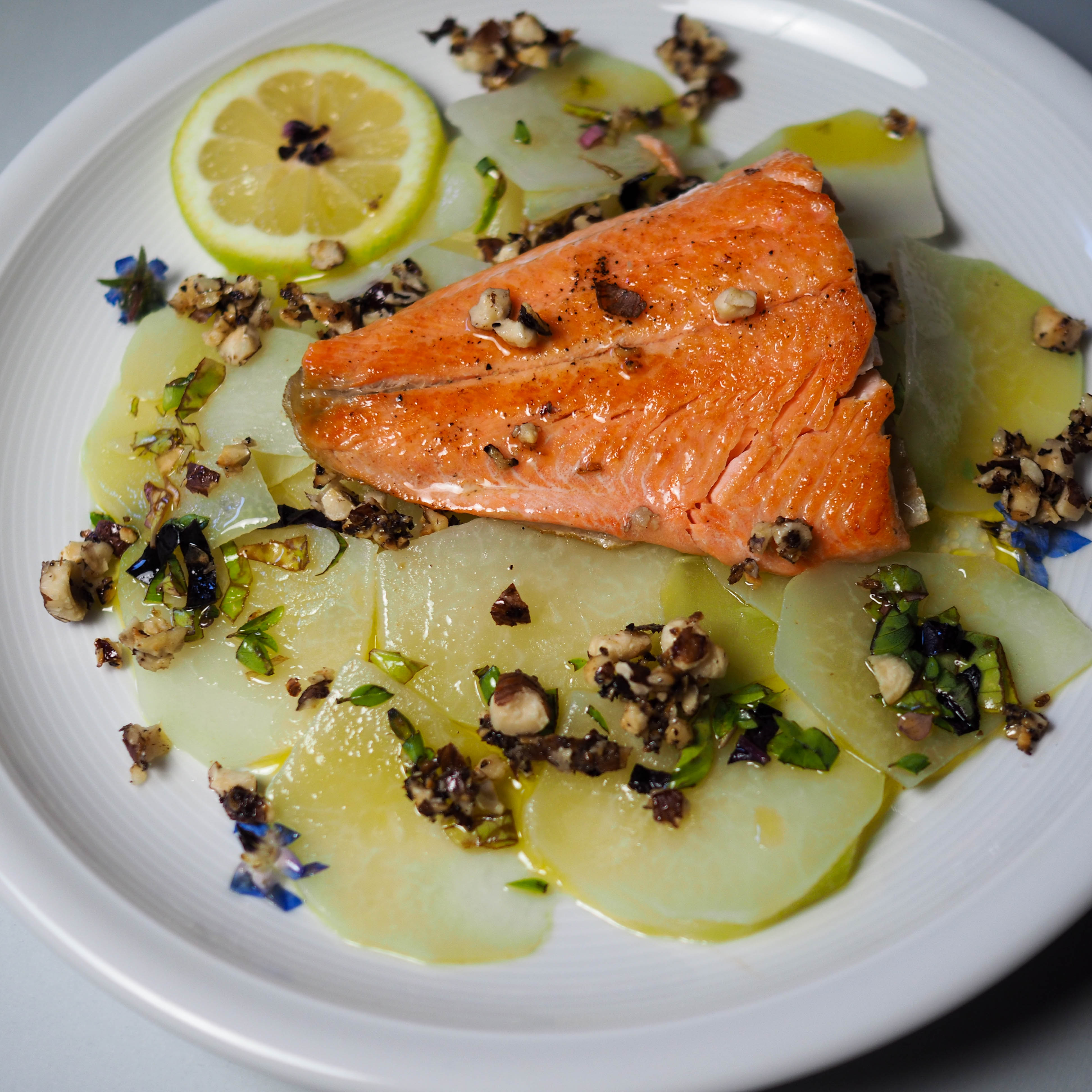 Saibling auf Kohlrabisalat – Magenlos aber nicht gaumenlos Saibling auf Kohlrabisalat – Magenlos aber nicht gaumenlos